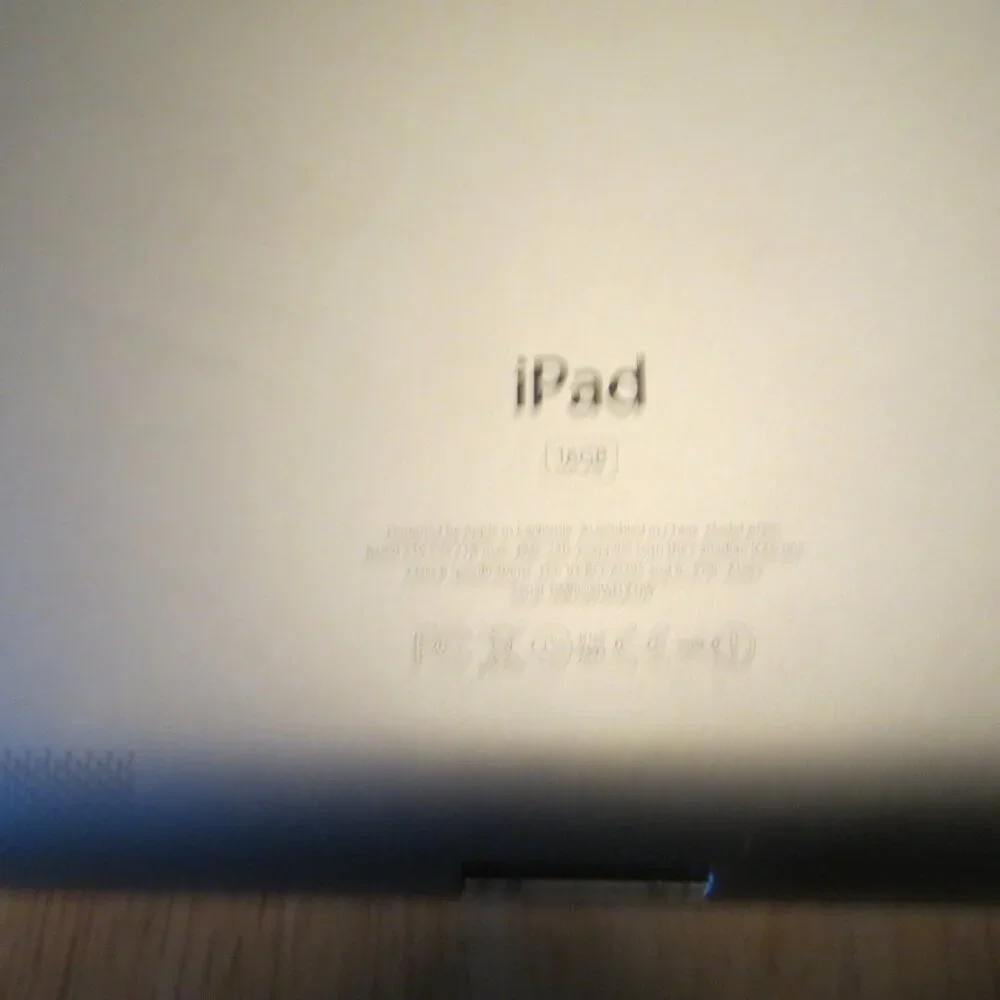Apple iPad 2nd Gen Silver A1395 16GB Wi-Fi MC769LL/A 9.7